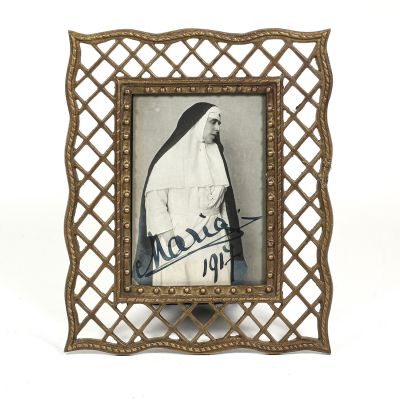 Regina Maria a României în uniforma Crucii Roșii, fotografie tip carte poștală, cu semnătură, 1917