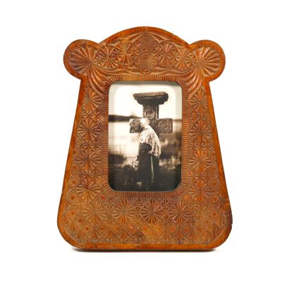 Regina Maria în fața unei  troițe, fotografie tip carte poștală