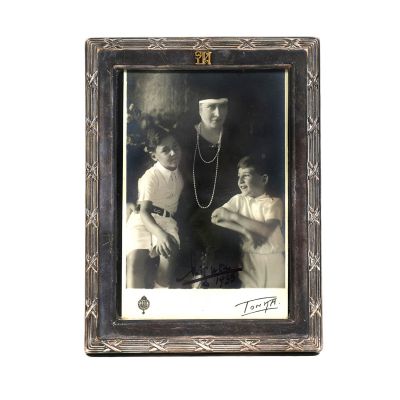 Prințesa Mignon alături de fiii acesteia, fotografie format carte poștală, cu semnătură, 1935