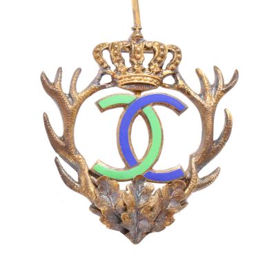Insigna „Clubului Regal de Vânătoare”, model regele Carol al II-lea, în cutie originală