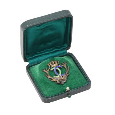 Insigna „Clubului Regal de Vânătoare”, model regele Carol al II-lea, în cutie originală