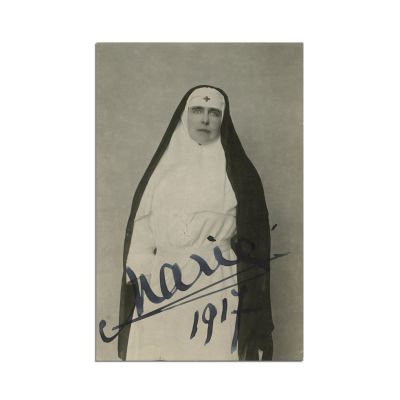 Regina Maria în uniforma medicală, cu dedicație, 1917