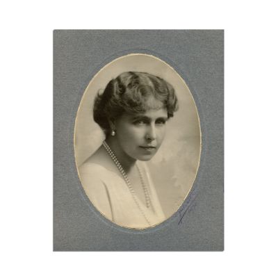 Regina Maria în rochie albă, fotografie și semnătură olografă, atelier Julietta