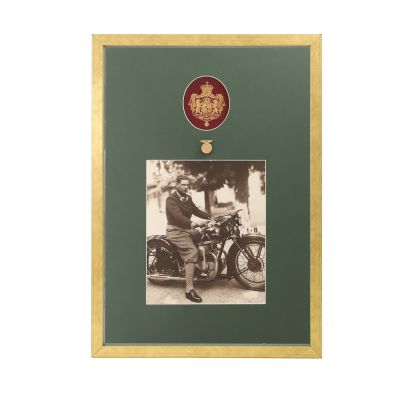Principele Nicolae, fotografie de mari dimensiuni + insigna din aur a „Moto Clubului Român”, piesă extrem de rară