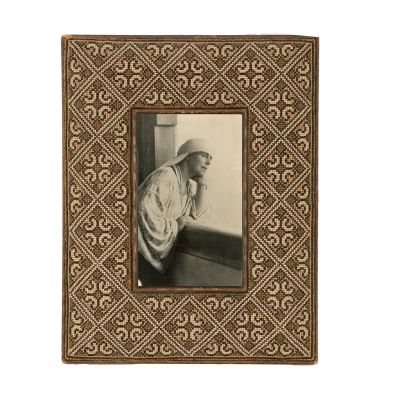 Regina Maria, fotografie tip carte poștală, într-o ramă tradițională marca O. Roemer