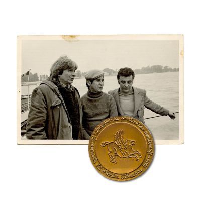 Nichita Stănescu, G. Mihăiță și G. Tomozei, fotografie de epocă + medalie comemorativă