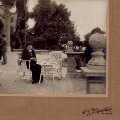 Regina Maria a României pe terasa Vilei Igiea din Palermo, fotografie de mari dimensiuni, martie 1924, atelier Cav. E. Interguglielmi