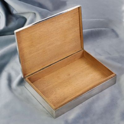Humidor de trabucuri din argint, cu monograma reginei Elisabeta