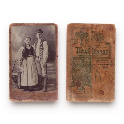 Tineri în port tradițional maghiar din Cluj-Napoca, două fotografii de epocă