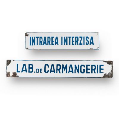 „Intrarea interzisă”, „Lab. de carmangerie”, două pancarte metalice emailate