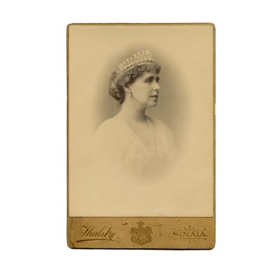 Regina Maria purtând tiara cu perle și diamante, fotografie de cabinet, atelier Ihalsky