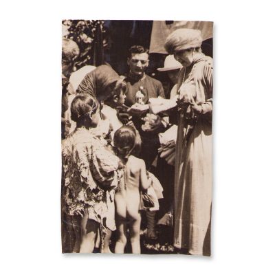 Regina Maria împărțind alimente copiilor, 1919, fotografie de presă, American Red Cross Photograph