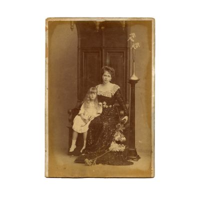 Principesa Maria a României alături de principesa Elisabeta, fotografie de epocă, atelier F. Mandy + cifrul din argint al principesei Maria
