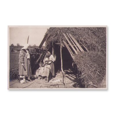 Regina Maria lângă coliba unor țărani, fotografie de epocă
