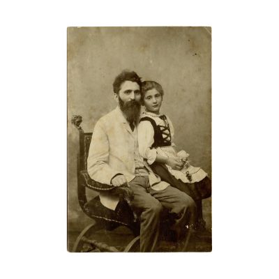 Garabet și Maria Ibrăileanu, fotografie tip carte poștală, cu o însemnare olografă a fiicei