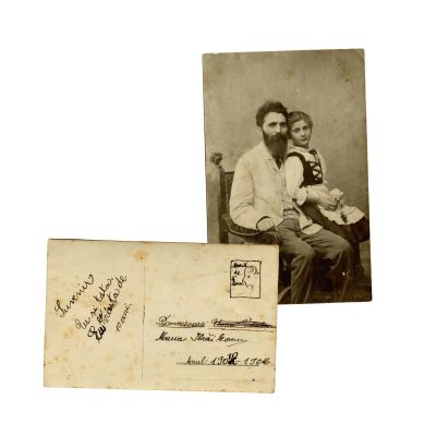 Garabet și Maria Ibrăileanu, fotografie tip carte poștală, cu o însemnare olografă a fiicei