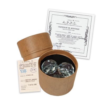 Obiect decorativ din cristal alb fațetat reprezentând trei ciuperci, din colecția lui Nicolae Ceaușescu 