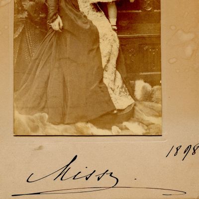Principesa Maria alături cu prințesa Elisabeta, fotografie de epocă