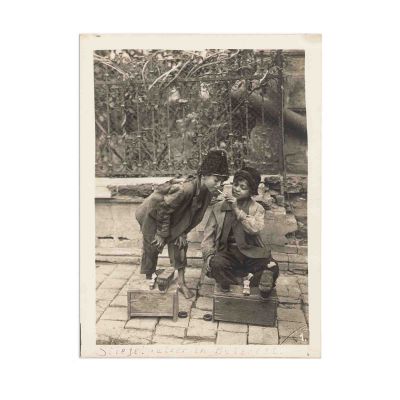 Lustragii în București, fotografie de epocă, cca. 1910 