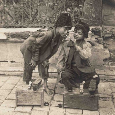 Lustragii în București, fotografie de epocă, cca. 1910 