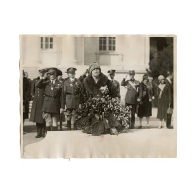 Regina Maria depunând o coroană de flori, fotografie de presă, 1926