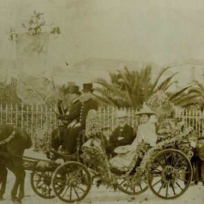 Maria Mihăescu, „Mița Biciclista”, la Paris în trăsura cu care a câştigat competiția Bătaia cu flori de pe Champs-Elysees, atelier Auguste & Henry