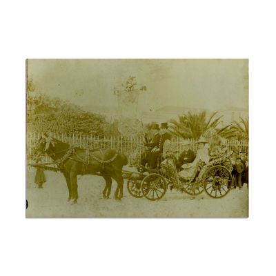 Maria Mihăescu, „Mița Biciclista”, la Paris în trăsura cu care a câştigat competiția Bătaia cu flori de pe Champs-Elysees, atelier Auguste & Henry