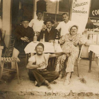 Terasa unei cârciumi, fotografie tip carte poștală