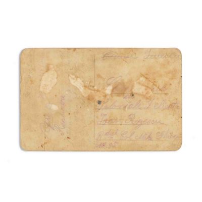 Familie în fața unei prăvălii, fotografie tip carte poștală