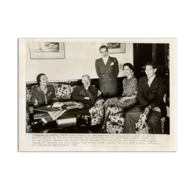 Regele Mihai I și regina-mamă Elena în casa soților Antonescu, fotografie de presă, 5 decembrie 1942