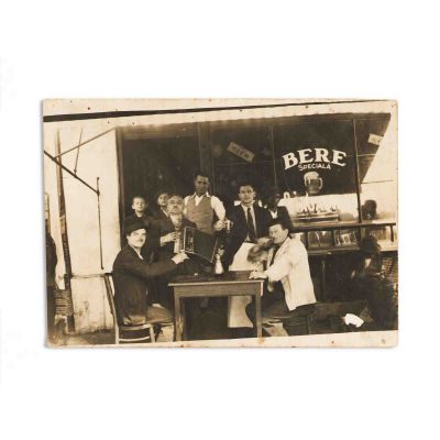 Acordeonist la masa festivă, fotografie tip carte poștală
