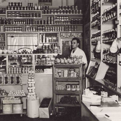 Bodegă în interbelic, fotografie tip carte poștală 