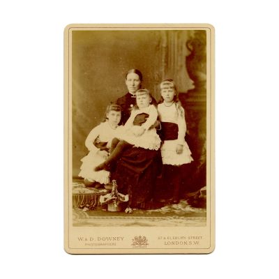 Principesa Maria, principesa Victoria Melita și prințesa Alexandra de Saxa-Coburg și Gotha, fotografie de cabinet, atelier W. D. Downey