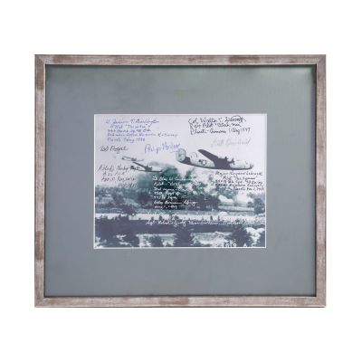 Bombardarea Ploieștiului, fotografie de epocă, 1943, semnată olograf de piloții bombardierelor 
