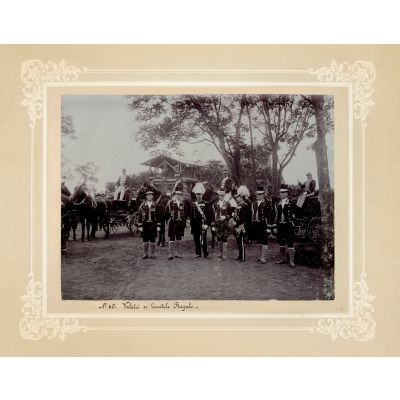 Valeții și carele regale în timpul vizitei familiei regale la Iași, fotografie de epocă, 1904  