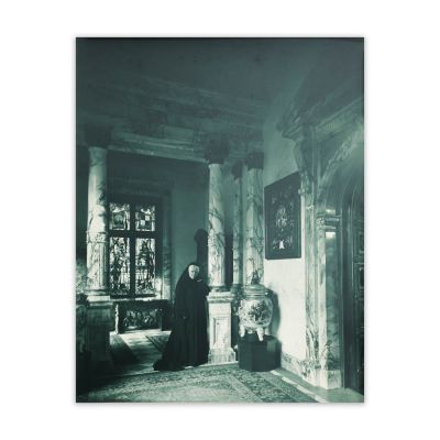 Regina Elisabeta în galeria de marmură a Castelului Peleș, fotografie cu semnătură olografă