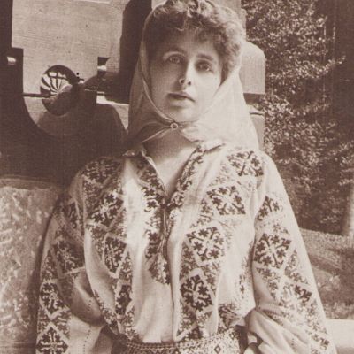 Regina Maria în costum popular românesc, fotografie tip carte poștală