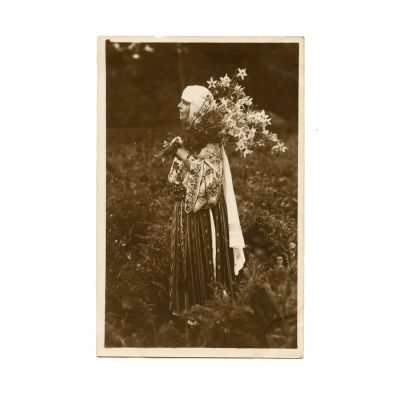 Regina Maria a României în port tradițional, fotografie într-o ramă neobrâncovenească din lemn sculptat și pictat