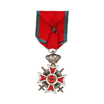 Ordinului „Coroana României” în grad de cavaler, model 1938, cu panglică de „Virtutea Militară”