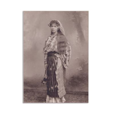 Principesa Maria în costum popular românesc, fotografie de mari dimensiuni 