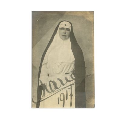 Regina Maria ca soră medicală, fotografie cu semnătură olografă, atelier Guggenberger Mairovits