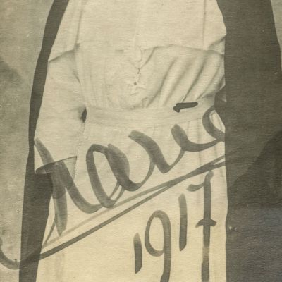 Regina Maria ca soră medicală, fotografie cu semnătură olografă, atelier Guggenberger Mairovits
