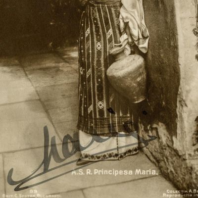 Principesa Maria în costum popular, fotografie format carte poștală, cu semnătură olografă, atelier A. Brand, cca. 1895