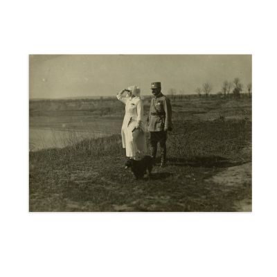 Regina Maria și Generalul Eremia Grigorescu pe malul Siretului de la Cosmești, fotografie de epocă, cca. 1917
