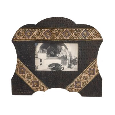 Regina Maria la Castelul Bran, fotografie de epocă în ramă cu motive tradiționale, atelier Guggenberger Mairovits, 1922