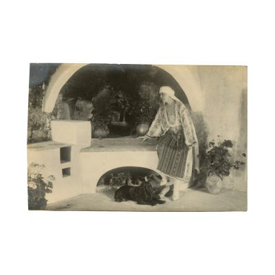 Regina Maria la Castelul Bran, fotografie de epocă în ramă cu motive tradiționale, atelier Guggenberger Mairovits, 1922