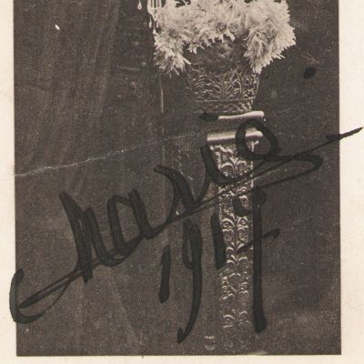 Regina Maria admirând un buchet de crizanteme, fotografie tip carte poștală cu semnătură olografă, 1917