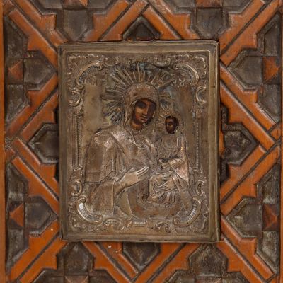 Icoană românească din argint, Fecioara Maria și pruncul Iisus, secolul al XIX-lea, cu ramă din lemn sculptat