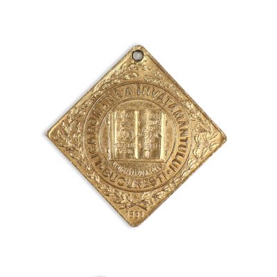 Liga Română a Învățământului - Restaurația regelui Carol al II-lea, medalion din alamă, 8 iunie 1933, gravor P. Fassler