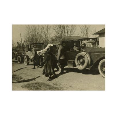 Regina Maria alături de principesa Mărioara ajungând în Cosmești, fotografie de epocă, cca. 1917